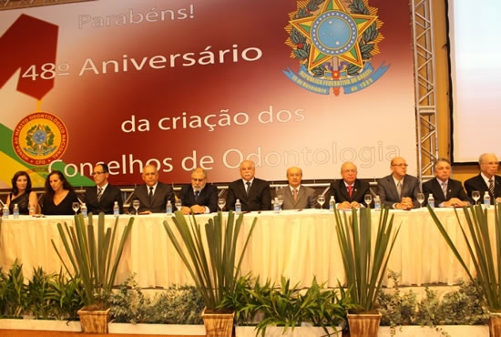 Mesa de abertura da solenidade. Clique na imagem para ampliá-la. 